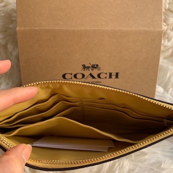 COPY - 💝Host Pick❤️🌸COACH Large Wristlet In Signature Canvas - Picture 6 of 7